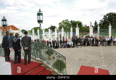 German Chancellor Angela Merkel (2-L), her husband Joachim Sauer (R), US President George W. Bush (L) and his wife Laura (2-R) wave to the photographers outside the German government's guest house in Meseberg, Germany, 10 June 2008. Bush has arrived for a two-day visit to Germany. Photo: Guido Bergmann Stock Photo