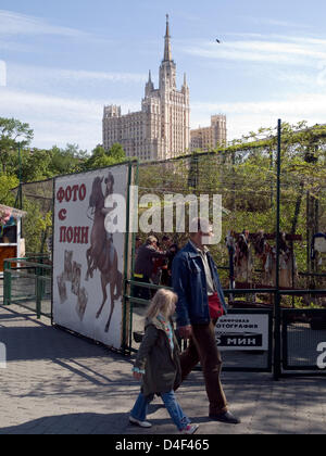 Visitors to the zoo of Moscow, Russia, 08 May 2008. Moscow's zoo, the oldest in Russia, was opened in 1864 containing over 6,500 animals of some 1,000 species these days. It has been modernised between 1990 and 1997 and enlarged to its current area of 21.5 hectare. Photo: Bjoern Steinz Stock Photo