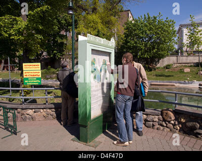 People visit the zoo of Moscow, Russia, 08 May 2008. Moscow's zoo, the oldest in Russia, was opened in 1864 containing over 6,500 animals of some 1,000 species these days. It has been modernised between 1990 and 1997 and enlarged to its current area of 21.5 hectare. Photo: Bjoern Steinz Stock Photo