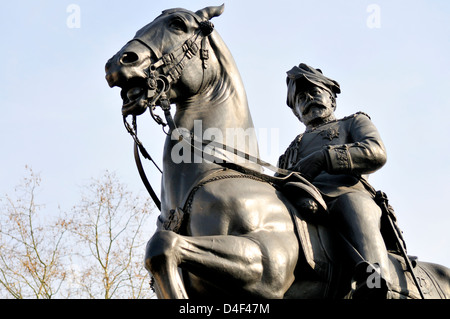 London, England, UK. Statue (by Bertram Mackennal, 1921) of King Edward VII (1841-1910) in Waterloo Place Stock Photo