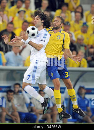 Olof Mellberg (R) of Sweden vies with Georgios Samaras of Greece during the EURO 2008 preliminary round group D match in Wals-Siezenheim Stadium, Salzburg, Austria, 10 June 2008. Photo: Achim Scheidemann dpa +please note UEFA restrictions particularly in regard to slide shows and 'No Mobile Services'+ +++###dpa###+++ Stock Photo