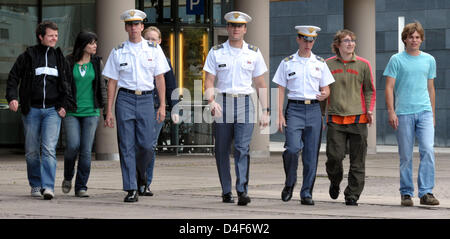 Students of the College of technology, economics and culture Leipzig (HTWK) introduce US military cadets (L-R) Patrick Ryan, Derek Johnson and Patrick Jeffrey of the renowned United States Military Academy West Point (New York) to the trade fair city of Leipzig, Germany, 13 June 2008. Since recently the Leipzig College supervises US military cadets. Part of this supervision is the  Stock Photo