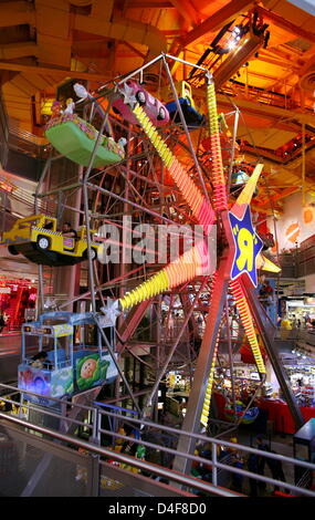 A big wheel stands at the Toy 'R' Us store at Time Square in Manhattan, New York, USA, 15 May 2008. Photo: Kay Nietfeld Stock Photo