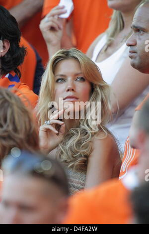 Sylvie van der Vaart, wife of Dutch player Rafael van der Vaart, talks is seen prior to the UEFA EURO 2008 quarter final match between Netherlands and Russia at the St. Jakob-Park stadium in Basel, Switzerland 21 June 2008. Photo: Ronald Wittek dpa +please note UEFA restrictions particulary in regard to slide shows and 'No Mobile Services'+ +++(c) dpa - Bildfunk+++ Stock Photo