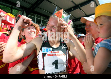 Die Siebenkämperin Lilli Schwarzkopf, Siegerin des Mehrkampf-Meeting 2008 in Ratingen, jubelt am Sonntag (22.06.2008) nach dem finalen Lauf über 800 Meter zusammen mit ihren Fans. Die deutschen Mehrkämpfer starteten am Samstag (21.06.2008) in das zweitägige Meeting in Ratingen zum Qualifikations-Finale um die Fahrkarten für die Olympischen Spiele im August in Peking. Die drei Olymp Stock Photo