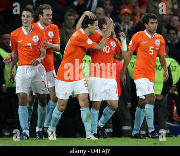 (L-R) Robin van Persie, Joris Mathijsen, André Ooijer, Wesley Sneijder and Giovanni van Bronckhorst of Netherlands celebrates the 4-1goal of Sneijder during the UEFA EURO 2008 Group C preliminary round match between Netherlands and France at the Stade de Suisse in Berne, Switzerland, 13 June 2008. The Netherlands won 4-1. Photo: Ronald Wittek dpa +please note UEFA restrictions part Stock Photo