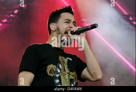 Guitarist and singer of US band 'Linkin Park' Mike Shinoda performs at the start of their tour at 'Reitstadium' in Munich, Germany, 21 June 2008. Besides Munich the band will also play in Berlin and Duesseldorf. Photo: Matthias Schrader Stock Photo