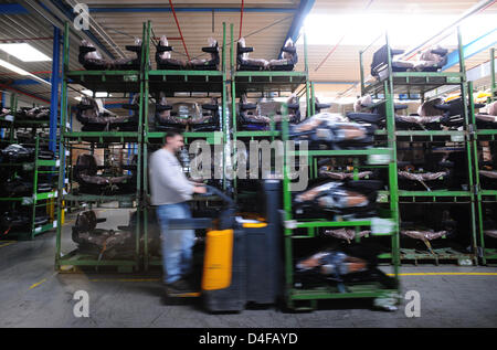An employee of car supplier Grammer transports vehicle seats at the company's production plant in Amberg, Germany, 10 June 2008. Grammer, present in 17 countries with more than 9,000 employees, produces driver and passenger seats for vehicles, construction and farming machinery as well as components for car interiors. Photo: Armin Weigel Stock Photo