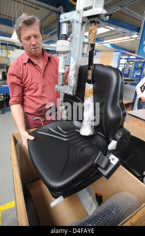 An employee of car supplier Grammer assembles a car seat at the company's production plant in Amberg, Germany, 10 June 2008. Grammer, present in 17 countries with more than 9,000 employees, produces driver and passenger seats for vehicles, construction and farming machinery as well as components for car interiors. Photo: Armin Weigel Stock Photo