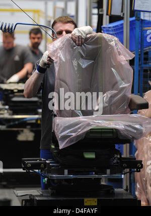 An employee of car supplier Grammer assembles a vehicle seat at the company's production plant in Amberg, Germany, 10 June 2008. Grammer, present in 17 countries with more than 9,000 employees, produces driver and passenger seats for vehicles, construction and farming machinery as well as components for car interiors. Photo: Armin Weigel Stock Photo