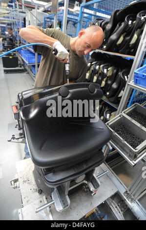 An employee of car supplier Grammer assembles a vehicle seat at the company's production plant in Amberg, Germany, 10 June 2008. Grammer, present in 17 countries with more than 9,000 employees, produces driver and passenger seats for vehicles, construction and farming machinery as well as components for car interiors. Photo: Armin Weigel Stock Photo