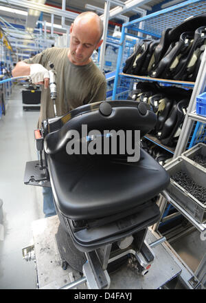 An employee of car supplier Grammer assembles a vehicle seat at the company's production plant in Amberg, Germany, 10 June 2008. Grammer, present in 17 countries with more than 9,000 employees, produces driver and passenger seats for vehicles, construction and farming machinery as well as components for car interiors. Photo: Armin Weigel Stock Photo