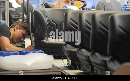 An employee of car supplier Grammer assembles a vehicle seat at the company's production plant in Amberg, Germany, 10 June 2008. Grammer, present in 17 countries with more than 9,000 employees, produces driver and passenger seats for vehicles, construction and farming machinery as well as components for car interiors. Photo: Armin Weigel Stock Photo