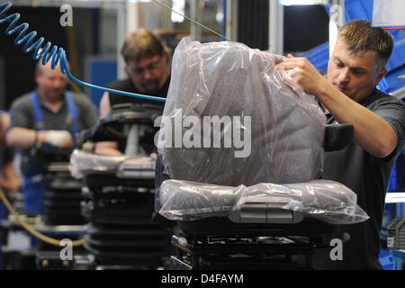 An employee of car supplier Grammer assembles a vehicle seat at the company's production plant in Amberg, Germany, 10 June 2008. Grammer, present in 17 countries with more than 9,000 employees, produces driver and passenger seats for vehicles, construction and farming machinery as well as components for car interiors. Photo: Armin Weigel Stock Photo