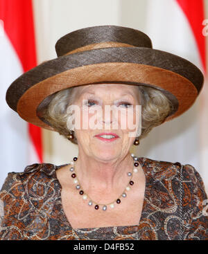 Queen Beatrix of the Netherlands (C) seen at the presidential residence in Vilnius, Lithuania, 24 June 2008. Queen Beatrix has arrived for a three day official visit to Lithuania. Photo: Albert Philip van der Werf (NETHERLANDS OUT) Stock Photo