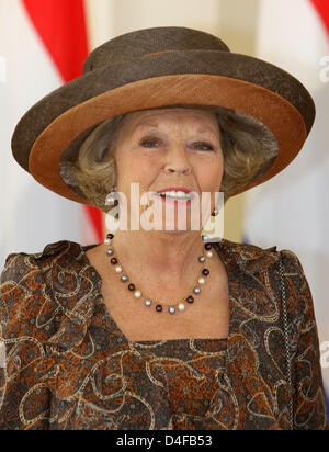 Queen Beatrix of the Netherlands (C) seen at the presidential residence in Vilnius, Lithuania, 24 June 2008. Queen Beatrix has arrived for a three day official visit to Lithuania. Photo: Albert Philip van der Werf (NETHERLANDS OUT) Stock Photo