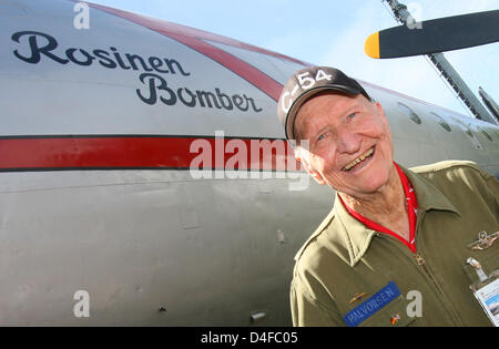 U.S. Air Force veteran Gail Halvorsen aka The Candy Bomber thumbs up in front of the historic Raisin Bomber, a Douglas DC-4, at the Berlin Airlift Memorial near the airport of Frankfurt Main, Germany, 26 June 2008. Halverson starred the commemorative event on the Berlin Airlift 60th anniversary. The Candy Bomber became famous and beloved by Germans as he dropped chocolate and other Stock Photo