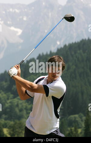 German skier Felix Neureuther, son of German skiing legends Rosi Mittermaier and Christian Neureuther, tees off in his hometown Garmisch-Partenkirchen, Germany, 25 June 2008. The town of Garmisch-Partenkirchen hosts the FIS Alpine World Ski Championships 2011. Photo: Stephan Jansen Stock Photo