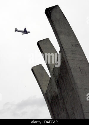 A Douglas DC-3 Dakota nicknamed Raisin Bomber flies over the Berlin Airlift Memorial near the airport of Tempelhof of Berlin, Germany, 27 June 2008. Many veterans starred the commemorative event on the 60th anniversary of the Berlin Airlift when the Soviet Red Army had sealed off the supply ways to Berlin from 24 June 1948 to 12 May 1949 and supply was kept up by the WWII victoriou Stock Photo