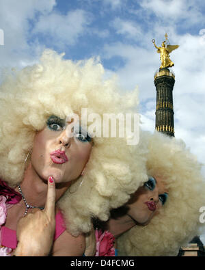Participants of Christopher Street Day (CSD) celebrate the gay parade's thirtieth anniversary at 'Siegessaeule' in Berlin, Germany, 28 June 2008. Every year, gays and lesbians commemorate police operations against New York's homosexual scene in June of 1969. Photo: RAINER JENSEN Stock Photo