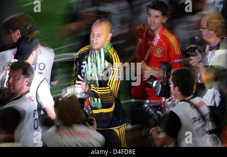 Third goalkeeper Pepe Reina of Spain celebrates with the trophy in his hands together with teammate David Villa among photographers after Spain defeated Germany 1-0 during the UEFA EURO 2008 final match between Germany and Spain at the Ernst Happel stadium in Vienna, Austria, 29 June 2008. Photo: Oliver Berg dpa (Effekt durch Langzeitbelichtung) +please note UEFA restrictions parti Stock Photo