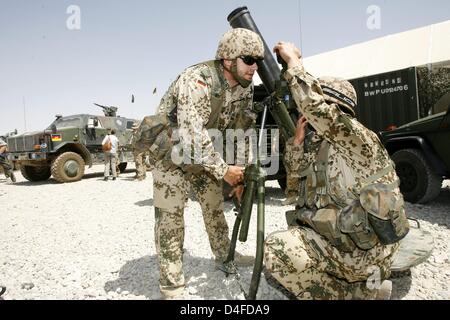 German Quick Reaction Force (QRF) soldier operate a 120mm mortar launcher during a press day at the German Bundeswehr army camp 'Marmal' near Masar-i-Scharif, Afghanistan, 30 June 2008. German Bundeswehr takes over Quick Reaction Force duties from Norway on 1 July 2008. Photo: MAURIZIO GAMBARINI Stock Photo