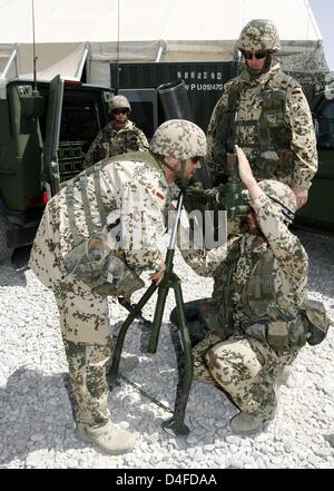 German Quick Reaction Force (QRF) soldier operate a 120mm mortar launcher during a press day at the German Bundeswehr army camp 'Marmal' near Masar-i-Scharif, Afghanistan, 30 June 2008. German Bundeswehr takes over Quick Reaction Force duties from Norway on 1 July 2008. Photo: MAURIZIO GAMBARINI Stock Photo