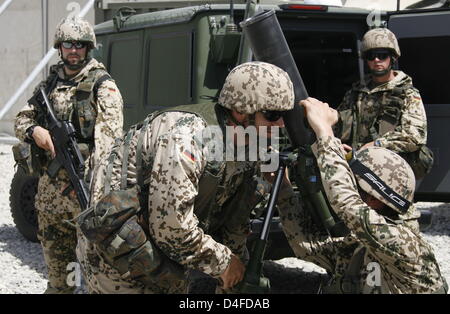 German Quick Reaction Force (QRF) soldier operate a 120mm mortar launcher during a press day at the German Bundeswehr army camp 'Marmal' near Masar-i-Scharif, Afghanistan, 30 June 2008. German Bundeswehr takes over Quick Reaction Force duties from Norway on 1 July 2008. Photo: MAURIZIO GAMBARINI Stock Photo