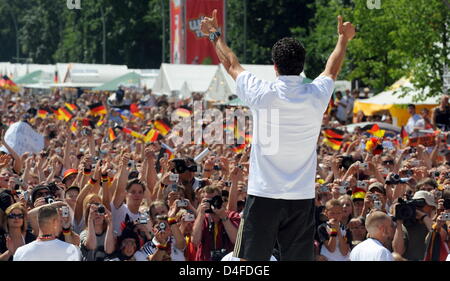 Michael Ballack, captain of Germany's national soccer team, celebrates on stage during the team reception in front of Brandenburg Gate in Berlin, Germany, 30 June 2008. Germany's national soccer team was received by hundreds of thousands of fans. The day before the team had lost the Euro2008 final against Spain 0-1. Photo: GERO BRELOER Stock Photo