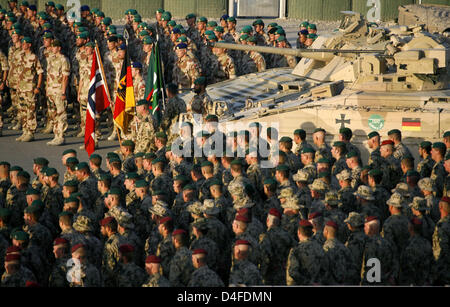 German Quick Reaction Force (QRF) soldiers (front) and the Norwegian soldiers who they succeed (background) stand still during the handing-over-of-command ceremony at army camp 'Marmal' near Masar-i-Scharif, Afghanistan, 30 June 2008. German Bundeswehr takes over Quick Reaction Force duties from Norway on 1 July 2008. Photo: MAURIZIO GAMBARINI Stock Photo