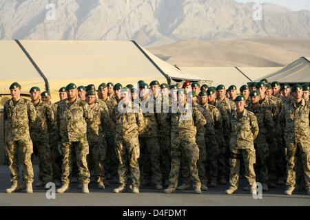 German Quick Reaction Force (QRF) soldiers stand still during the handing-over-of-command ceremony at army camp 'Marmal' near Masar-i-Scharif, Afghanistan, 30 June 2008. German Bundeswehr takes over Quick Reaction Force duties from Norway on 1 July 2008. Photo: MAURIZIO GAMBARINI Stock Photo