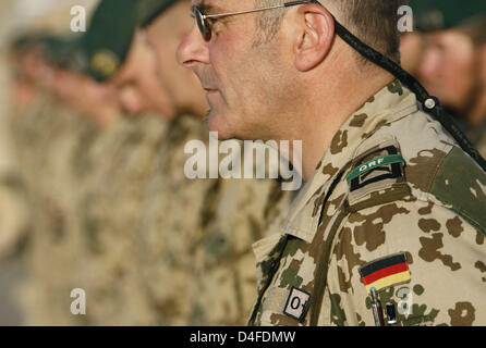 German Quick Reaction Force (QRF) soldiers stand still during the handing-over-of-command ceremony at army camp 'Marmal' near Masar-i-Scharif, Afghanistan, 30 June 2008. German Bundeswehr takes over Quick Reaction Force duties from Norway on 1 July 2008. Photo: MAURIZIO GAMBARINI Stock Photo