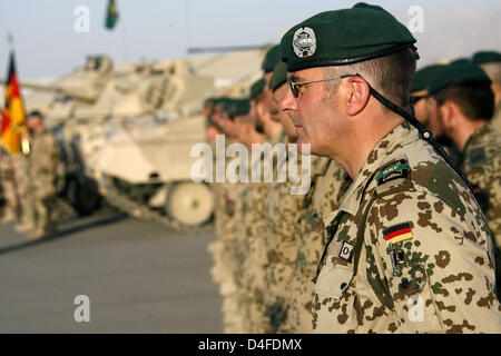 German Quick Reaction Force (QRF) soldiers stand still during the handing-over-of-command ceremony at army camp 'Marmal' near Masar-i-Scharif, Afghanistan, 30 June 2008. German Bundeswehr takes over Quick Reaction Force duties from Norway on 1 July 2008. Photo: MAURIZIO GAMBARINI Stock Photo