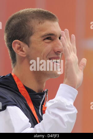 Goldmedallist Michael Phelps celebrates on the podium during the medal ceremony for the men's 400 M individual medley during the 2008 Olympics at the National Aquatics Center in Beijing, China 10 August 2008. Photo: Bernd Thissen dpa (c) dpa - Bildfunk Stock Photo