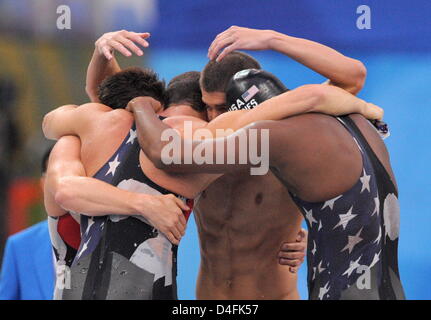 US swimmers Garrett Weber-Gale (L-R), Jason Lezak, Michael Phelps and Cullen Jones hug each other after winning the men's 4 x 100 m freestyle relay at the Beijing 2008 Olympic Games, Beijing, China, 10 August 2008. Foto: Bernd Thissen dpa ###dpa### Stock Photo