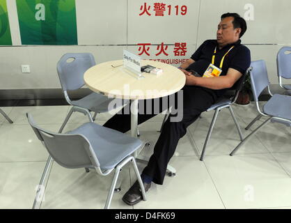 An asian journalist sleeps on a chair in the Beijing Science and Technology University Gymnasium (STG) at the Beijing 2008 Olympic Games, in Beijing, China, 11 August 2008. Photo: Peer Grimm ###dpa### Stock Photo