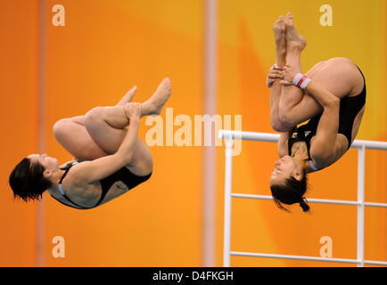 Annett Gamm (R) and Nora Subschinski of Germany compete in women's synchronised 10m Platform final of the Diving events at the Beijing 2008 Olympic Games, Beijing, China, 12 August 2008. Gamm/Subschinski placed fourth. Photo: Bernd Thissen ###dpa### Stock Photo