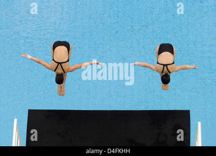 Annett Gamm (R) and Nora Subschinski of Germany compete in women's synchronised 10m Platform final of the Diving events at the Beijing 2008 Olympic Games, Beijing, China, 12 August 2008. Gamm/Subschinski placed fourth. Photo: Bernd Thissen dpa ###dpa### Stock Photo