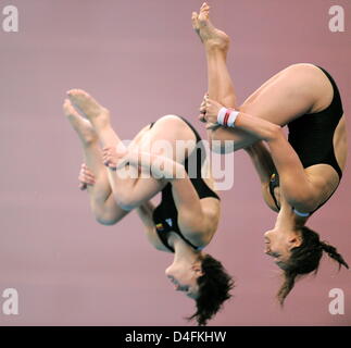 Annett Gamm (R) and Nora Subschinski of Germany compete in women's synchronised 10m Platform final of the Diving events at the Beijing 2008 Olympic Games, Beijing, China, 12 August 2008. Gamm/Subschinski placed fourth. Photo: Bernd Thissen dpa ###dpa### Stock Photo