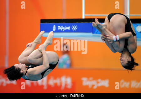 Annett Gamm (R) and Nora Subschinski of Germany compete in women's synchronised 10m Platform final of the Diving events at the Beijing 2008 Olympic Games, Beijing, China, 12 August 2008. Gamm/Subschinski placed fourth. Photo: Bernd Thissen dpa ###dpa### Stock Photo