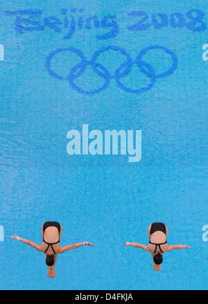 Annett Gamm (L) and Nora Subschinski of Germany compete in women's synchronised 10m Platform final of the Diving events at the Beijing 2008 Olympic Games, Beijing, China, 12 August 2008. Gamm/Subschinski placed fourth. Photo: Bernd Thissen dpa ###dpa### Stock Photo