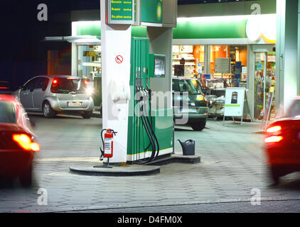 A petrol station seen in Frankfurt Main, Germany, on the evening of 10 August 2008. The illuminated display shows the prices of diesel, 95 and 98 octane fuel which are extremely high due to increased crude oil prices. Photo: Wolfram Steinberg Stock Photo
