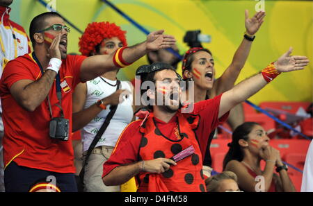 Spanish spectator scheer during the women's judo events in the Beijing Science and Technology University Gymnasium (STG) at the Beijing 2008 Olympic Games, Beijing, China, 13 August 2008. Photo: Peer Grimm dpa ###dpa### Stock Photo