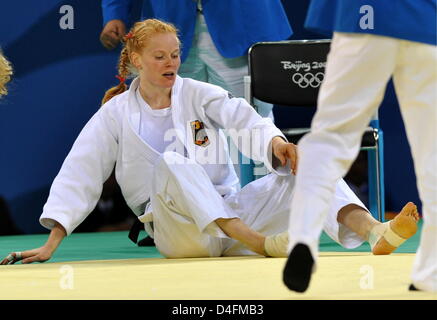 Annett Boehm (white) of Germany loses the bronze medal fight against Ronda Rousey from USA in the 70 kg category of the women's judo events in the Beijing Science and Technology University Gymnasium (STG) at the Beijing 2008 Olympic Games, Beijing, China, 13 August 2008. Photo: Peer Grimm dpa ###dpa### Stock Photo