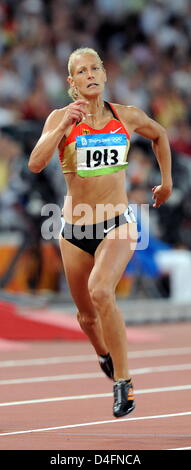 German Jennifer Oeser competes in the women's 200m heat of the Heptathlon competition at the Beijing 2008 Olympic Games in the National Stadium, known as Bird's Nest, Beijing, China, 15 August 2008. Photo: Karl-Josef Hildenbrand dpa ###dpa### Stock Photo