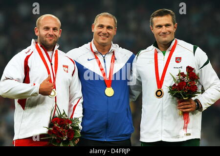 Silver medalist Piotr Malachowski of Poland (L-R), gold medalist Gerd Kanter of Estonia and bronze medalist Virgilijus Alkena of Lithuania present their medals during the medal ceremony for Men`s Discus Throw in the National Stadium during the Beijing 2008 Olympic Games, Beijing, China, 20 August 2008. Photo: Jens Buettner dpa ###dpa### Stock Photo