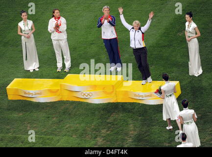 Bronze medalist Christina Obergfoell (4th L) steps on the podium next to Silver medalist Maria Abakumova (2nd L) of Russia and gold medalist Barbora Spotakova (3rd L) of Chech Republic during medal ceremony of Women's Javelin thow in the National Stadium at the Beijing 2008 Olympic Games, Beijing, China, 21August 2008. Photo: Bernd Thissen dpa ###dpa### Stock Photo