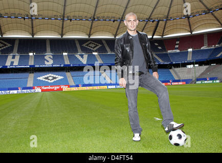 German Bundesliga club Hamburg SV's new striker Mladen Petric poses upon his presentation to the press in Hamburg, Germany, 21 August 2008. The 27-year-old Croatian international penned a four-year contract and was swapped from Borussia Dortmund for Hamburg's striker Mohamed Zidan. Photo: ULRICH PERREY Stock Photo