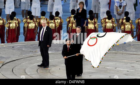 Mayor Boris Johnson of London (L-R), host of London 2012 Olympic Games, and IOC-president Jaques Rogge look on, while Mayor Guo Jinlong of Beijing waves the Olympic flag during the Closing Ceremony of the Beijing 2008 Olympic Games at the National Stadium, known as Bird's Nest, Beijing, China, 24 August 2008. Photo: Karl-Josef Hildenbrand ###dpa### Stock Photo