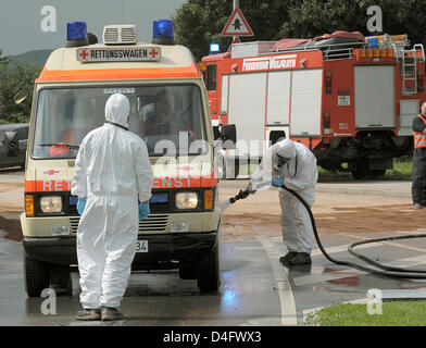 Firemen in protective suits hose down a vehicle with a high-pressure water blaster in Wuelfrath, Germany, 25 August 2008. A gas leak of a chemical plant injured 25 people. Some 300 litres of the intermediate chemical product Dicyclopentadien escaped. The substance is deemed to be inflammable and harmful to health. Photo: Franz-Peter Tschauner Stock Photo